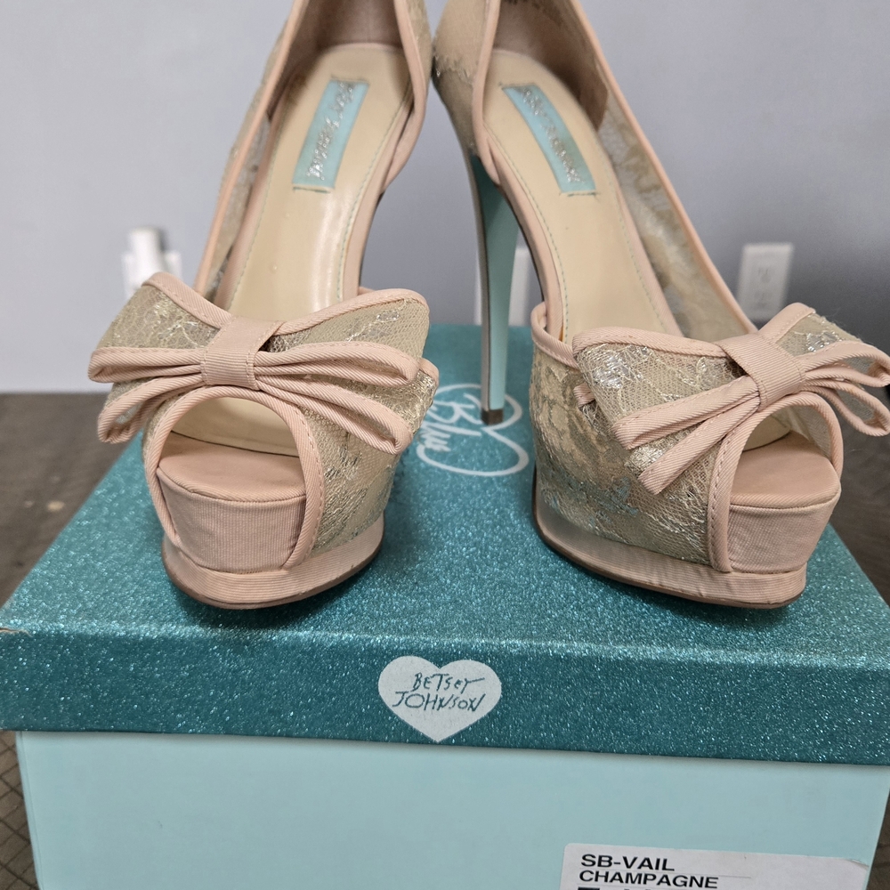 Betsey Johnson Champagne and Gold Bow Heels
